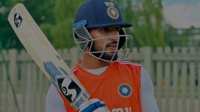 IND vs ENG: ध्रुव जुरेल ने भारतीय टीम में चुने जाते ही किया धमाका, चौके-छक्कों की आतिशबाजी से मनाया जश्न, अंग्रेजों पर आई शामत ध्रुव जुरेल विकेटकीपर बल्लेबाज हैं और घरेलू क्रिकेट में यूपी के लिए खेलते हैं.