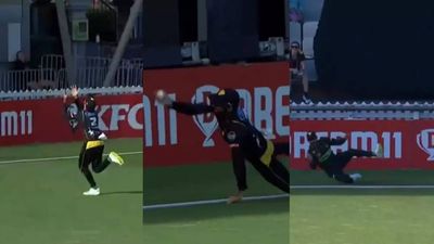 क्या ये है टी20 क्रिकेट इतिहास का सबसे खतरनाक फील्डिंग? न्यूजीलैंड के क्रिकेटर ने पीछे दौड़ते हुए लपका दिमाग हिलाने वाला कैच ट्रॉय जॉनसन