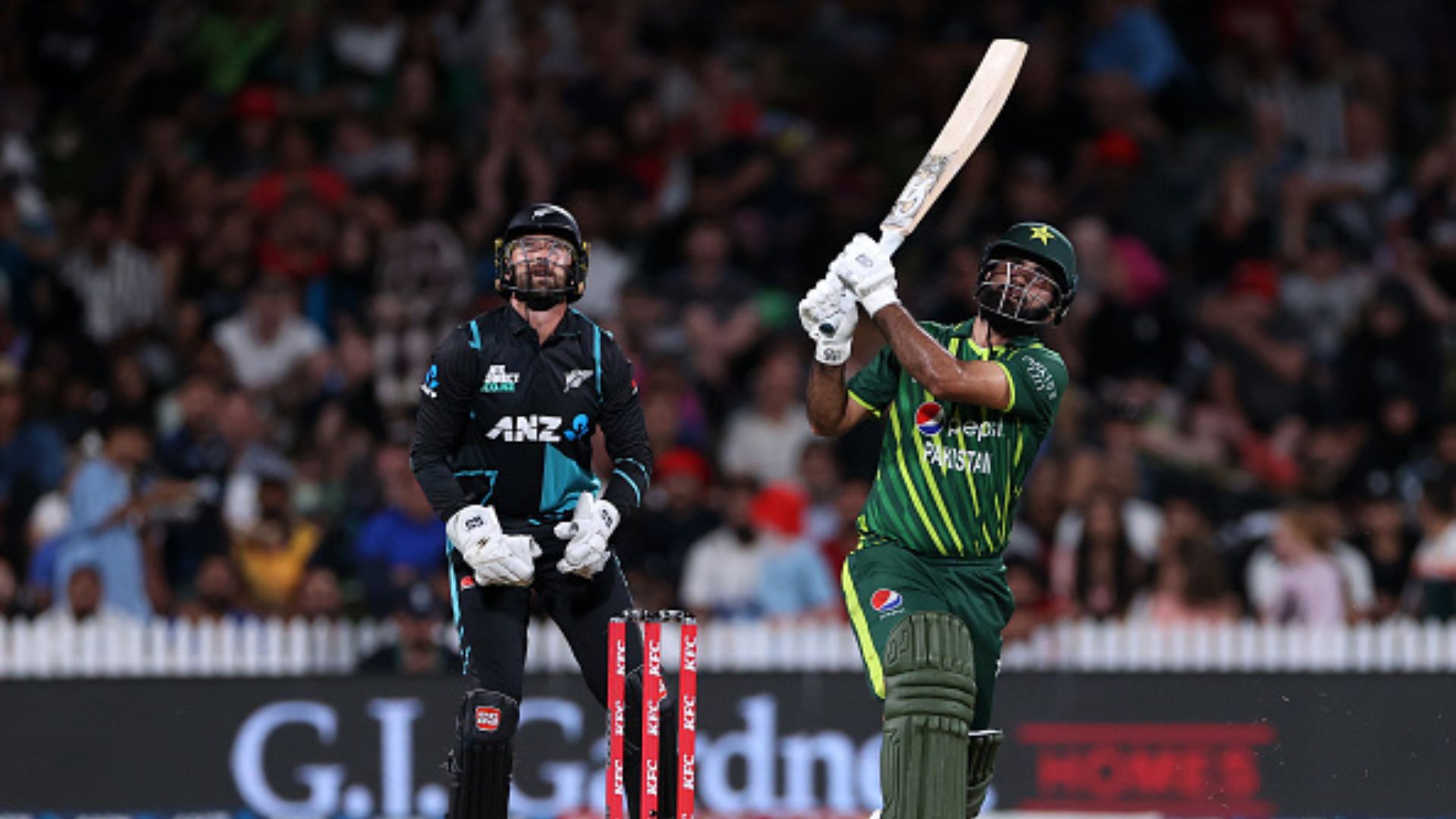 NZ vs PAK: फख़र जमां ने जड़ा करारा सिक्स, Live मैच से गेंद चुरा ले गए दर्शक, देखिए Video