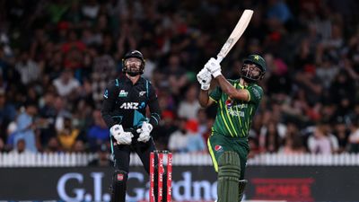 NZ vs PAK: फख़र जमां ने जड़ा करारा सिक्स, Live मैच से गेंद चुरा ले गए दर्शक, देखिए Video फख़र जमां ने न्यूजीलैंड के खिलाफ हैमिल्टन टी20 में तूफानी फिफ्टी लगाई.