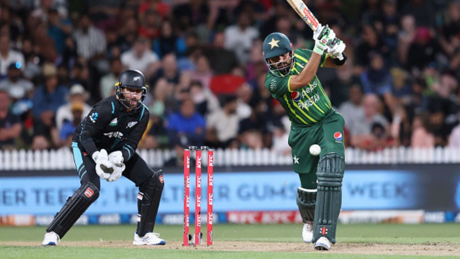 NZ vs PAK : बाबर आजम की फिफ्टी गई बेकार, मिल्न के कहर से न्यूजीलैंड ने पाकिस्तान को 21 रन से धोया NZ vs PAK : बाबर आजम की फिफ्टी गई बेकार, मिल्न के कहर से न्यूजीलैंड ने पाकिस्तान को 21 रन से धोया