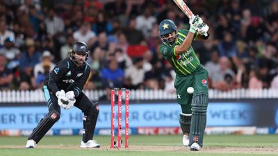 NZ vs PAK : बाबर आजम की फिफ्टी गई बेकार, मिल्न के कहर से न्यूजीलैंड ने पाकिस्तान को 21 रन से धोया बाबर आजम