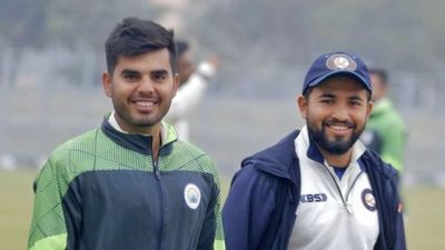 CSK के वर्ल्ड चैंपियन खिलाड़ी के जाल में फंसी पुजारा की टीम, जडेजा की फिरकी भी नहीं बचा सकी, मिली हार निशांत सिंधू (बाएं) उभरते हुए ऑलराउंडर हैं.