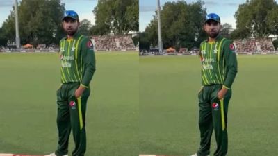 NZ vs PAK: चाचू कहने से चिढ़ गया पाकिस्तानी खिलाड़ी, दर्शक से भिड़ा, कहा- खामोश रहें, देखिए Video इफ्तिखार अहमद का NZ vs PAK T20I में दर्शक से झगड़ा हो गया.