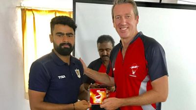 7 ओवर, 24 रन और 4 विकेट...ग्लेन मैक्ग्रा ने दिल्ली रेलवे स्टेशन के जिस टिकट कलेक्टर की मदद की, रणजी में कहर बरपा रहा वो भारतीय गेंदबाज हिमांशु सांगवान की ग्लेन मैक्ग्रा से 2019 में MRF पेस फाउंडेशन के एक कैंप में मुलाकात हुई थी