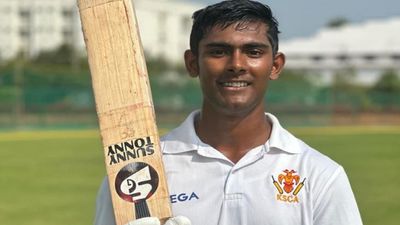 पिता इंजीनियर, मां साइंटिस्ट, कौन हैं युवराज सिंह के 24 साल पुराने रिकॉर्ड को तोड़ने वाले प्रखर, 404 रन बनाकर मचाया तहलका प्रखर चतुर्वेदी ने ठोके नॉटआउट 404 रन