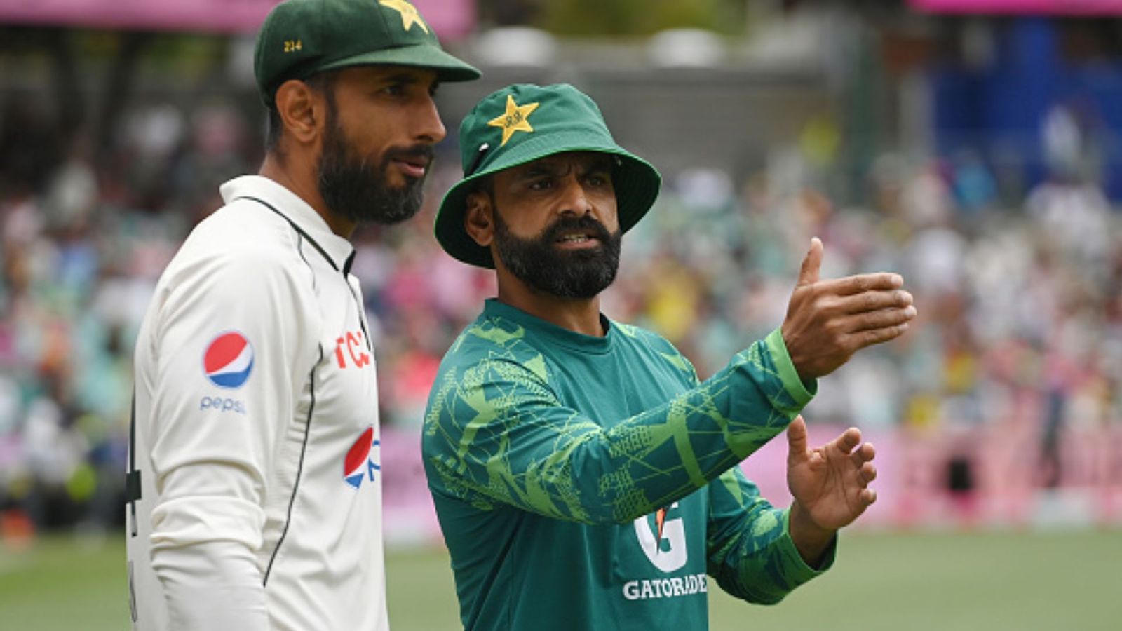 मोहम्मद हफीज से खुश नहीं हैं पाकिस्तान के खिलाड़ी, लंबी मीटिंग, कॉन्ट्रैक्ट से जुड़ा है मामला: रिपोर्ट मोहम्मद हफीज से खुश नहीं हैं पाकिस्तान के खिलाड़ी, लंबी मीटिंग, कॉन्ट्रैक्ट से जुड़ा है मामला: रिपोर्ट