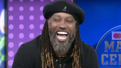 क्रिस गेल बने दानवीर! गैस स्टेशन पर जितने लोग पेट्रोल भराने आए सबके पैसे चुकाए, Video ने मचाई धूम क्रिस गेल अभी आईपीएल के दौरान एक्सपर्ट के तौर पर दिखते हैं.