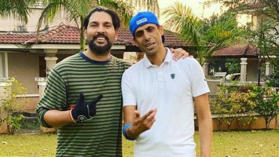 'मैंने आशीष नेहरा से नौकरी मांगी थी, उन्होंने मना कर दिया', युवराज सिंह ने किया सनसनीखेज़ खुलासा आशीष नेहरा और युवराज सिंह (बाएं) लंबे समय तक भारत के लिए एक साथ खेले.