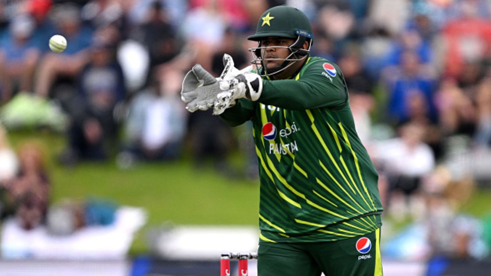 न्यूजीलैंड में बना आजम खान के मोटापे का मजाक, बल्लेबाजी के लिए उतरते ही DJ ने बजा दिया WWE के 200 किलो वाले पहलवान का गाना, फैंस ने लिए मजे न्यूजीलैंड में बना आजम खान के मोटापे का मजाक, बल्लेबाजी के लिए उतरते ही DJ ने बजा दिया WWE के 200 किलो वाले पहलवान का गाना, फैंस ने लिए मजे