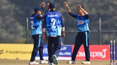 सूर्या ने 24 घंटे में खेले दो वनडे, पहले मैच में 6 तो दूसरे में 5 विकेट लेकर गेंदबाजी में किया करिश्मा सूर्या ने 9 ओवर में 26 रन देकर पांच विकेट लिए