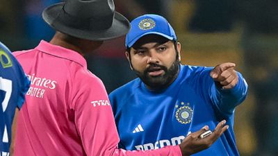 रोहित शर्मा के दूसरे सुपर ओवर में बैटिंग करने पर मचा बवाल, अफगान कप्तान अंपायर के पीछे पड़े, जानें क्या कहते हैं नियम?  रोहित शर्मा अफगानिस्तान के खिलाफ तीसरे टी20 मैच के पहले सुपर ओवर में रिटायर्ड हो गए थे