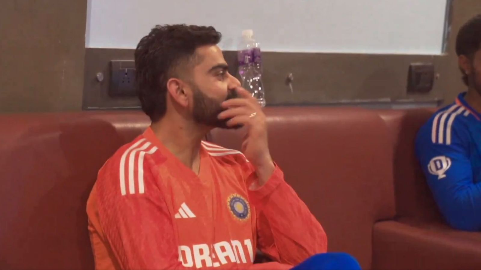 IND vs AFG : विराट कोहली को टीम इंडिया के ड्रेसिंग रूम में मिला गोल्डन तोहफा, देखते रहे गए सभी युवा, Video हुआ वायरल! IND vs AFG : विराट कोहली को टीम इंडिया के ड्रेसिंग रूम में मिला गोल्डन तोहफा, देखते रहे गए सभी युवा, Video हुआ वायरल!