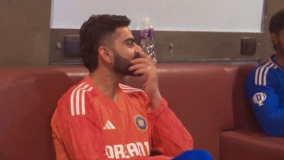 IND vs AFG : विराट कोहली को टीम इंडिया के ड्रेसिंग रूम में मिला गोल्डन तोहफा, देखते रहे गए सभी युवा, Video हुआ वायरल! बेस्ट फील्डर मेडल पाने के दौरान टीम इंडिया के ड्रेसिंग रूम में बैठे विराट कोहली