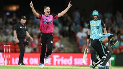 IPL नीलामी में जिसे नहीं मिले 50 लाख, उसी ने 23 गेंदों में 5 विकेट लेकर सिडनी सिक्सर्स की टीम को पहुंचाया BBL Final ब्रिसबेन के खिलाफ विकेट लेने के बाद बेन डवार्शियस