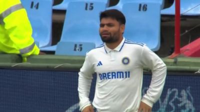 IND vs ENG: टीम इंडिया में 'जूनियर धोनी' और रिंकू सिंह को मिली जगह, इंग्लैंड से लेंगे लोहा, सरफराज खान बाहर रिंकू सिंह साउथ अफ्रीका दौरे पर इंडिया ए स्क्वॉड में थे. फिर वे भारतीय टेस्ट टीम से जुड़ गए थे.