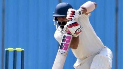 जिसे KKR ने निकाला, IPL Auction में किसी ने नहीं लिया, उसने उड़ाए 245 रन, ठोके 30 चौके-छक्के नारायण जगदीशन घरेलू क्रिकेट में तमिलनाडु के लिए खेलते हैं.