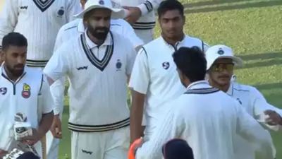 Ranji Trophy: दिल्ली है कि सुधर नहीं रही, कप्तान बदलने के बाद भी मिल रही हार, अब एमपी ने धूल चटाई दिल्ली क्रिकेट टीम रणजी ट्रॉफी 2023-24 में 3 में से 2 मैच गंवा चुकी है.