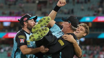 Gujarat Titans ने जिस नौसिखिए पर बरसाए 10 करोड़ , उस गेंदबाज ने 11 साल बाद इस टीम को बनाया BBL चैंपियन ब्रिस्बेन हीट की खिताबी जीत का जश्न मनाते स्पेंसर जॉनसन