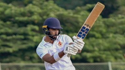 Indi A vs England Lions : विराट कोहली की टीम के पुराने साथी ने अंग्रेजों को खदेड़ा, 92 रनों की पारी से इंडिया को दिलाई मजबूत शुरुआत  मैच के दौरान शॉट खेलते देवदत्त पडिक्कल