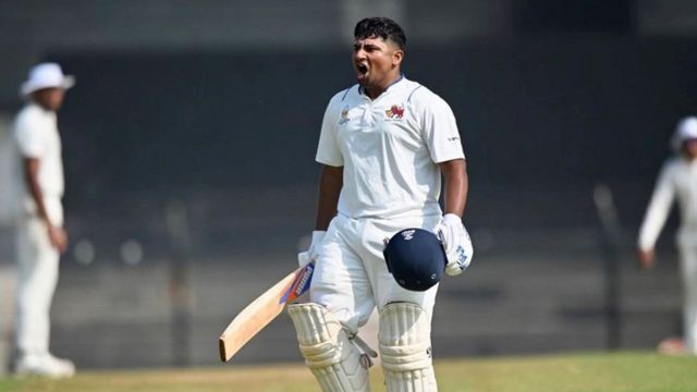 India A vs England Lions : सरफराज खान ने 161 रनों की दमदार पारी से इंग्लैंड को हार की तरफ धकेला, इंडिया ने 341 रनों से कसा शिकंजा मैच के दौरान शतक जड़ने के बाद सरफराज खान