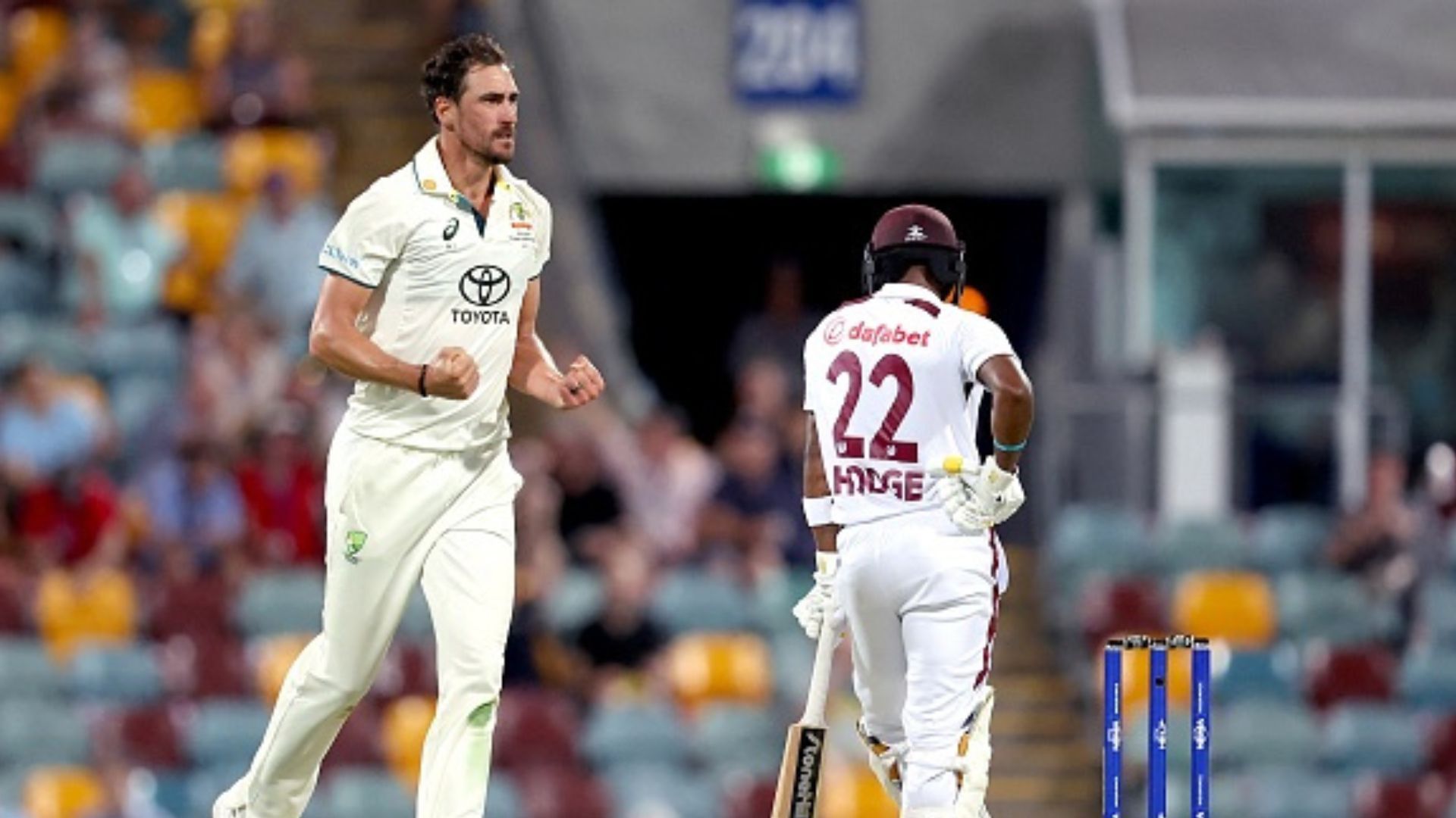 AUS vs WI : मिचेल स्टार्क ने गुलाबी गेंद से बरपाया कहर, 64 रन पर वेस्टइंडीज के गिरे 5 विकेट, कावेम और जोशुआ ने फिर टीम को संकट से उबारा  
