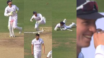 IND vs ENG, Funny Video : Live मैच के दौरान स्टंप्स पर औंधे मुंह गिरा इंग्लिश विकेटकीपर, इंग्लैंड टीम के सभी खिलाड़ियों की छूटी हंसी, देखें मजेदार वीडियो मैच के दौरान स्टंप्स पर जा गिरे बेन फोक्स और हंसते इंग्लैंड के खिलाड़ी
