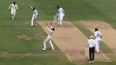 IND vs ENG : जॉनी बेयरस्टो को जादुई गेंद से अक्षर पटेल ने कैसे किया क्लीन बोल्ड, कहा - मैंने कप्तान से इसके... जॉनी बेयरस्टो को क्लीन बोल्ड करने के बाद जश्न मनाते अक्षर पटेल