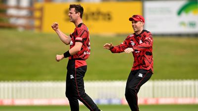 174 रनों के चेज में सिर्फ 16 रन बनाने वाले खिलाड़ी को मिल गया मैन ऑफ द मैच अवॉर्ड, जानिए क्यों विकेट लेने के बाद जश्न मनाते मैट हेनरी