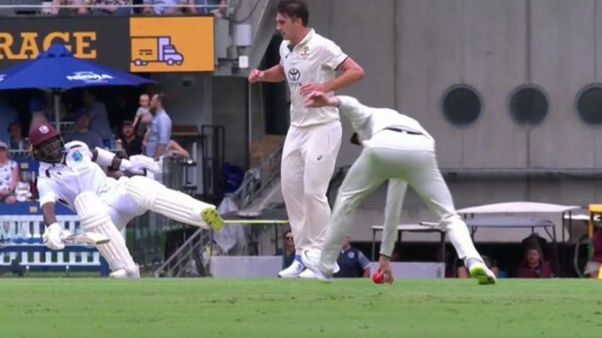 AUS vs WI मैच में फिसलकर गिरा बल्लेबाज, ऑस्ट्रेलियाई टीम ने कर दिया रन आउट, खेल भावना के उठे सवाल, देखिए Video