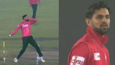 Shoaib Malik Fixing Scandal : शोएब मलिक ने फिक्सिंग के आरोप और 3 नो बॉल फेंकने पर उगला सच, बताया क्यों छोड़ी बांग्लादेश प्रीमियर लीग? बांग्लादेश प्रीमियर लीग के दौरान गेंदबाजी करते शोएब मलिक