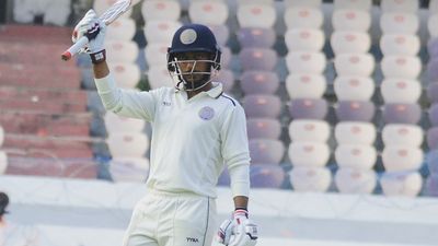 Ranji Trophy: 21 छक्के, 33 चौके, 147 गेंद में तिहरा शतक, सहवाग-शास्त्री के रिकॉर्ड ध्वस्त, सनराइजर्स हैदराबाद में रहे खिलाड़ी ने बरपाया कोहराम तन्मय अग्रवाल ने पहली बार ट्रिपल सेंचुरी लगाई और रिकॉर्ड बरसा दिए.