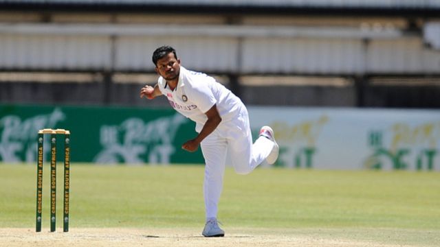 India A vs England Lions : सौरभ के पंजे से हार की कगार पर इंग्लैंड, जीत से सिर्फ दो कदम दूर इंडिया की टीम मैच के दौरान गेंदबाजी करते सौरभ कुमार