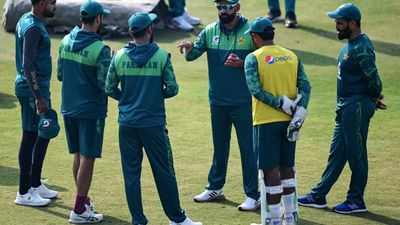 पाकिस्तान 8 में से 7 मैच हारा तो खिलाड़ियों पर फूटा ठीकरा, टीम डायरेक्टर बोले- प्लेयर फोकस्ड नहीं थे, उन्हें चिंता... पाकिस्तान क्रिकेट टीम पिछले कुछ महीनों से मैदान के अंदर और बाहर के मसलों से जूझ रही है.