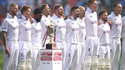 IND vs ENG: इंग्लैंड का बढ़ा सिरदर्द, टीम का सबसे अनुभवी बॉलर चोटिल, बॉलिंग करना हुआ मुश्किल भारत दौरे पर आई इंग्लैंड क्रिकेट टीम को पांच टेस्ट मैच खेलने हैं.
