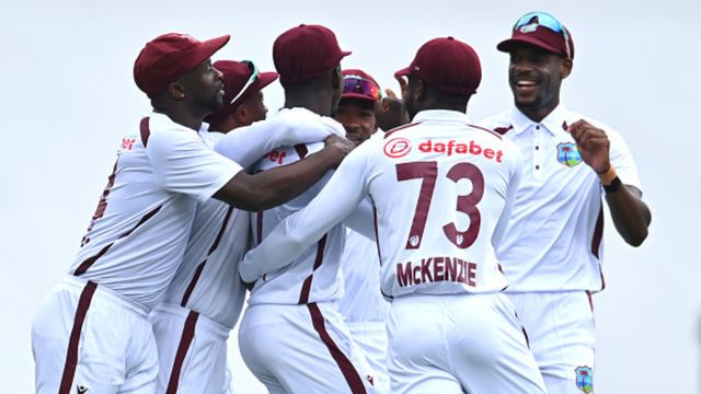 AUS vs WI: ऑस्ट्रेलिया ने 54 पर आधी टीम गंवाने के बाद भी छीना वेस्ट इंडीज का चैन, रनों में पिछड़कर भी घोषित कर दी पारी, रोचक हुआ खेल वेस्ट इंडीज ने ऑस्ट्रेलिया के खिलाफ टेस्ट में बॉलिंग में कमाल किया है.