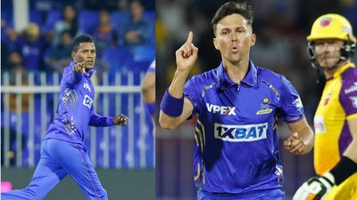 ILT20 : शारजाह में हुसैन और बोल्ट के तूफान से 74 पर सिमटी वॉरियर्स, मुंबई इंडियंस वाली टीम ने 106 रन से दर्ज की बड़ी जीत एमआई आमीरत के लिए मैच के दौरान अकील हुसैन और ट्रेंट बोल्ट