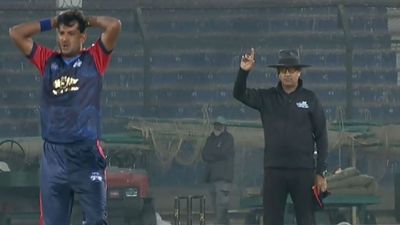 पाकिस्तानी गेंदबाज ने LBW की अपील तक नहीं की, फिर भी अंपायर ने दिया आउट, मैच फिक्सिंग को लेकर मचा कोहराम, Video सिंध प्रीमियर लीग में बिना अपील के अंपायर ने दिया आउट