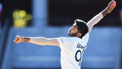 IND vs ENG: केएस भरत की गलती ने भारत से छीना विकेट, जसप्रीत बुमराह ने गुस्से में पकड़ा सिर, रोहित से मांगा जवाब! जसप्रीत बुमराह ने हैदराबाद में इंग्लैंड की दूसरी पारी में कमाल की बॉलिंग की.