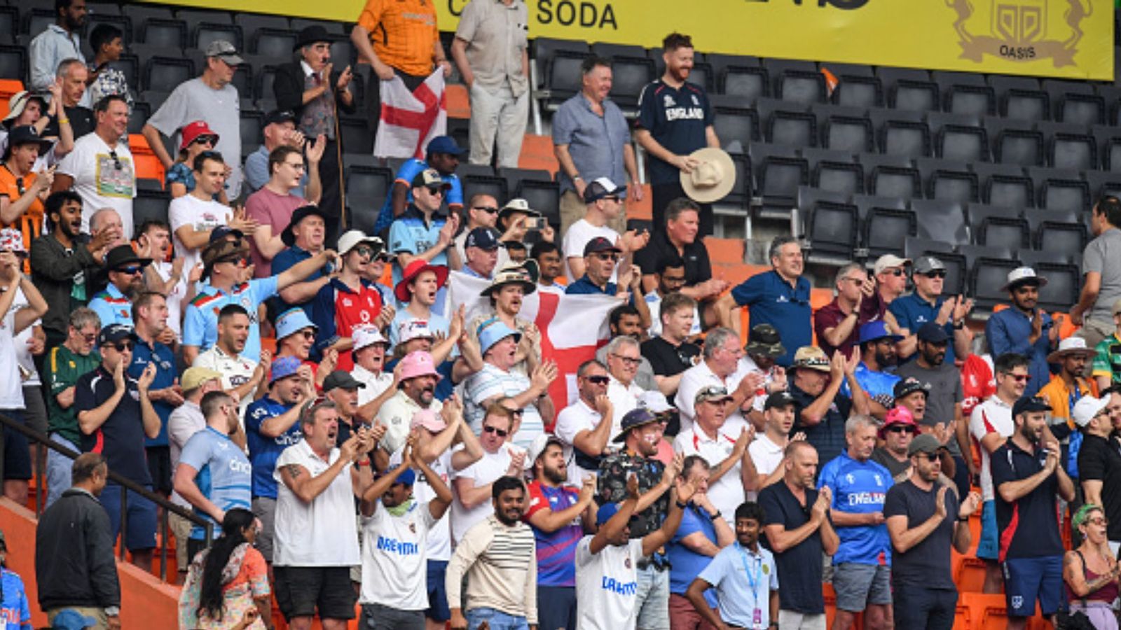 इंग्लैंड के बल्लेबाज का कैच लपकने पर फैन को मिले 90 लाख रुपये, Live मैच में हुआ ये अनोखा कारनामा, देखें Video इंग्लैंड के बल्लेबाज का कैच लपकने पर फैन को मिले 90 लाख रुपये, Live मैच में हुआ ये अनोखा कारनामा, देखें Video