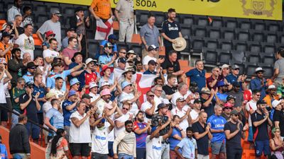 इंग्लैंड के बल्लेबाज का कैच लपकने पर फैन को मिले 90 लाख रुपये, Live मैच में हुआ ये अनोखा कारनामा, देखें Video क्रिकेट मैच के दौरान स्टैंड्स में फैंस