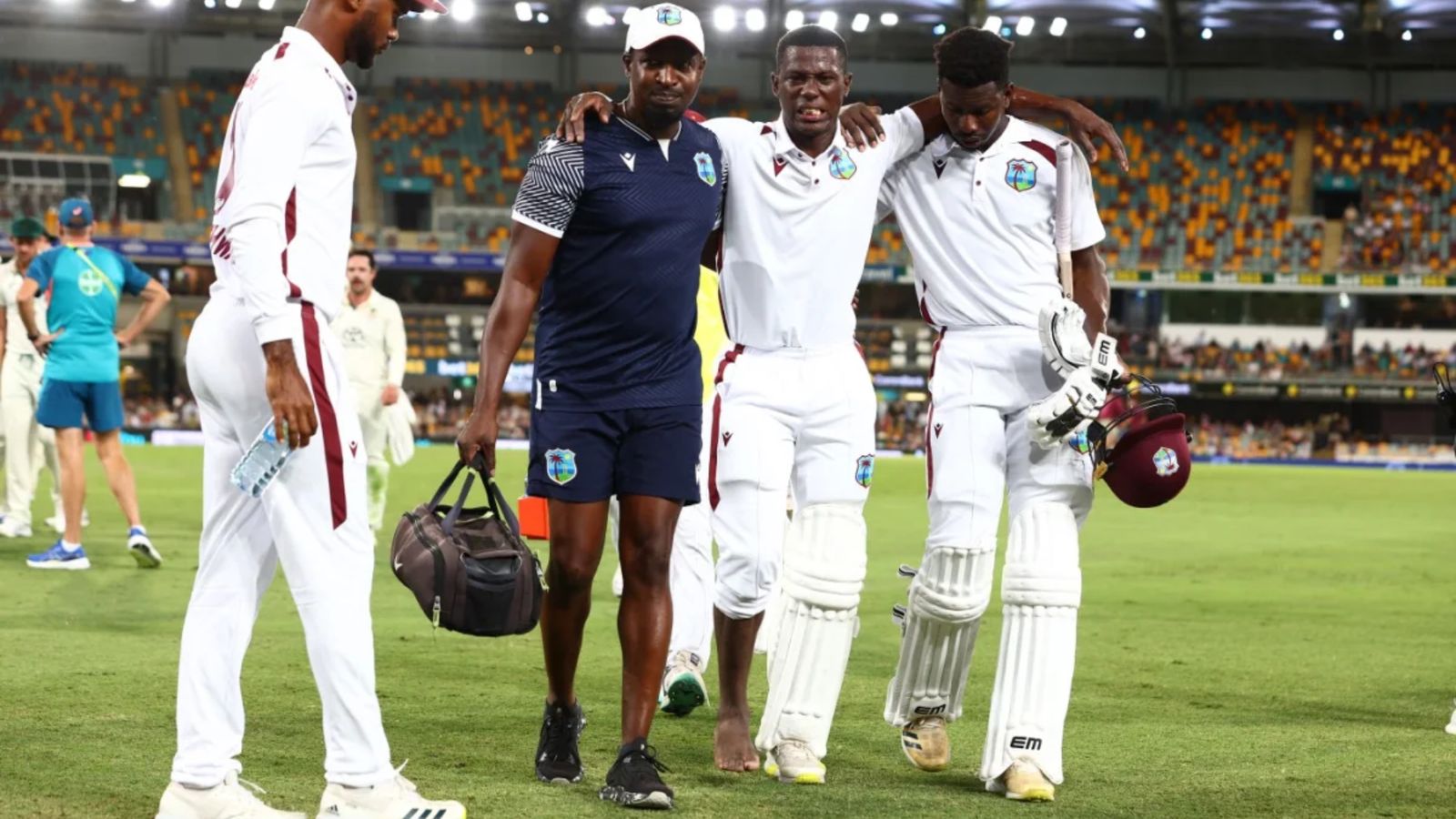 AUS vs WI: मिचेल स्टार्क ने मिसाइल की तरह फेंकी यॉर्कर, वेस्ट इंडीज के बल्लेबाज का अंगूठा टूटा, लंगड़ाते हुए छोड़ा मैदान, देखिए Video AUS vs WI: मिचेल स्टार्क ने मिसाइल की तरह फेंकी यॉर्कर, वेस्ट इंडीज के बल्लेबाज का अंगूठा टूटा, लंगड़ाते हुए छोड़ा मैदान, देखिए Video