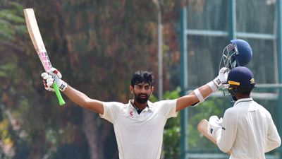 5 साल धोनी की CSK का रहा हिस्सा, 20 चौके और 5 छक्के से अब ठोका रिकॉर्ड तिहरा शतक, जानें कौन है ये धुरंधर? मैच के दौरान तिहरा जड़ने के बाद एन. जगदीशन