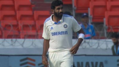 IND vs ENG: जसप्रीत बुमराह को मैदान में लेनी पड़ी दवाई, भारतीय फैंस की अटकी सांसें, कोच ने दिया ये जवाब जसप्रीत बुमराह ने हैदराबाद की स्पिन फ्रेंडली पिच पर अपनी पेस से तहलका मचा दिया.
