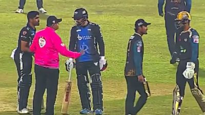 Babar Azam Fight : बाबर आजम से Live मैच में भिड़ा बांग्लादेशी खिलाड़ी, तीखी बहस के बीच अंपायर ने किया बचाव, देखें Video BPL मैच के दौरान बाबर आजम से बहर करता बांग्लादेशी खिलाड़ी