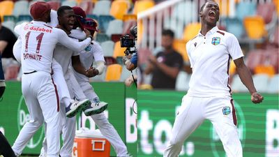 AUS vs WI: गाबा में ऑस्ट्रेलिया का घमंड तोड़ने के बाद दहाड़े चोटिल शमार जोसेफ, हेजलवुड को बोल्ड करके ठोकी छाती, देखें वेस्टइंडीज की ऐतिहासिक जीत का जश्न, Video शमार जोसेफ के नाम रही गाबा में वेस्टइंडीज को मिली ऐतिहासिक जीत