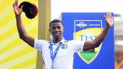 Shamar Joseph, AUS vs WI: शमार जोसेफ गेंदबाजी के लिए मैदान पर आने को नहीं थे तैयार, फिर कैसे बदला इरादा और रच दिया इतिहास?  मिचेल स्टार्क की गेंद पर शमार जोसेफ चोटिल हो गए थे