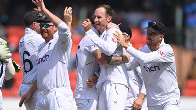 IND vs ENG: एथलेटिक्स में गोल्ड मेडल जीतने वाले के बेटे की धुन पर नाचे टीम इंडिया के दिग्गज, घर में ही शर्मसार हुए भारतीय शेर टॉम हार्टली (बीच में) ने हैदराबाद टेस्ट की दूसरी पारी में भारत को घुटनों पर ला दिया.