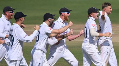 IND vs ENG: 28 जनवरी को 45 पर ढेर और 28 जनवरी को 28 रन की जीत, 136 साल में इंग्लैंड का ये सफर सनसनीखेज है भारत के खिलाफ जीत के बाद जश्न मनाते इंग्लैंड के खिलाड़ी