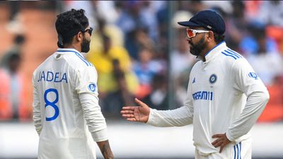 IND vs ENG, Ravindra Jadeja Injury : रवींद्र जडेजा पर भारी संकट! दूसरे टेस्ट मैच से हो सकते हैं बाहर, कोच द्रविड़ ने कहा - उसकी इंजरी... इंग्लैंड के खिलाफ मैच के दौरान रोहित शर्मा और रवींद्र जडेजा